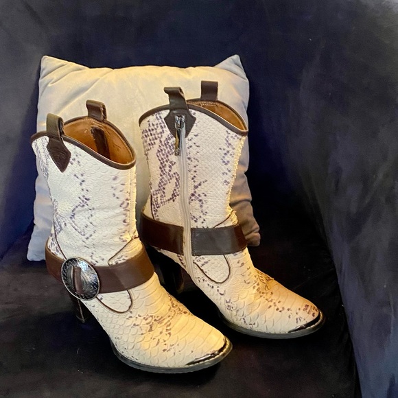 Donald J. Pliner Snakeskin Booties Sz 8 1/2 - Picture 3 of 4